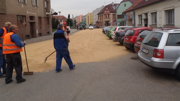 Husovu ulici v Peticch pokryla vrstva penice. (11. ervna 2015)