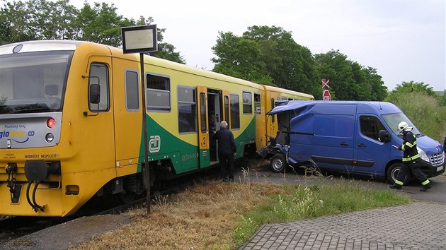 Stet dodvky a osobnho vlaku ve Stapolch na Rokycansku. (18. ervna)