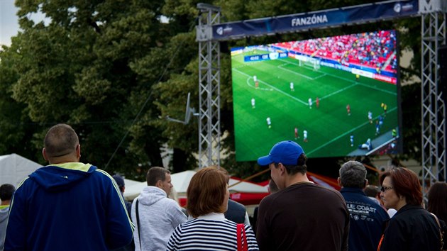 Projekce zpasu esko - Dnsko pilkala do fanzny stovky lid.