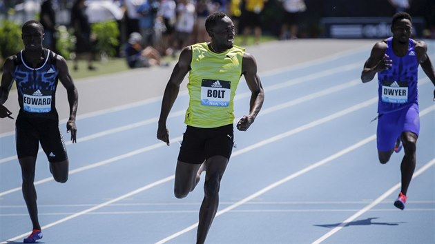 Jamajsk sprinter Usain Bolt kontroluje asomru po dobhu zvodu na 200 metr.