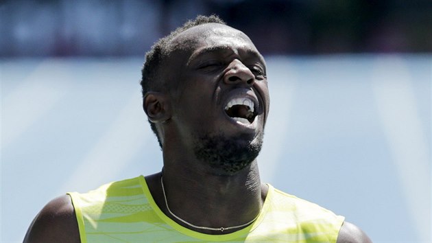 Usain Bolt nebyl s asem 20,29 ve vtrnm zvod na 200 metr spokojen.
