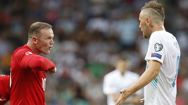 Anglick fotbalista Wayne Rooney (vlevo) ve vzruen debat se slovinskm soupeem  Jasminem Kurtiem.
