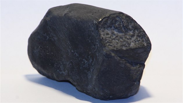 Kopie meteoritu Morvka, kter dopadl v Beskydech 6. kvtna 2000.