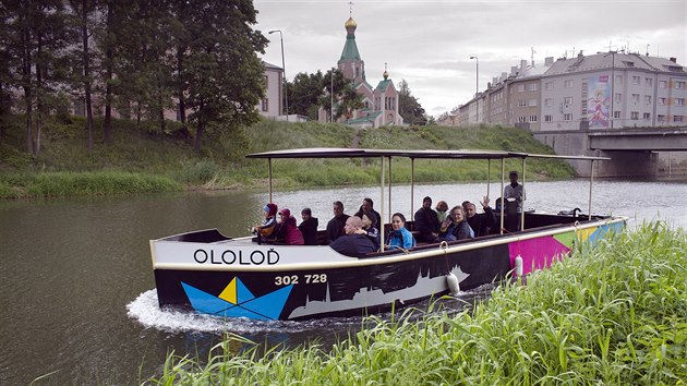 Novinkou turistick sezony 2015 jsou v Olomouci vyhldkov plavby po ece Morav plavidlem nesoucm nzev Ololo.