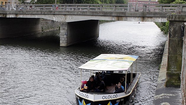Novinkou turistick sezony 2015 jsou v Olomouci vyhldkov plavby po ece Morav plavidlem nesoucm nzev Ololo.