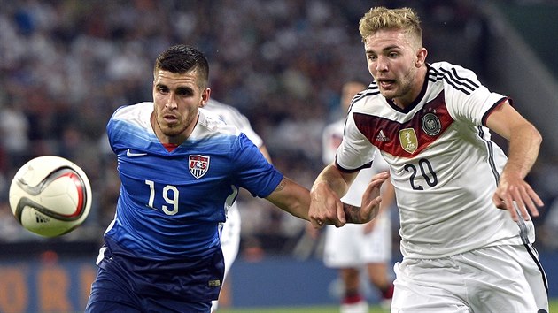 Christoph Kramer (vpravo) z Nmecka a Ventura Alvarado ze Spojench stt v beckm souboji.