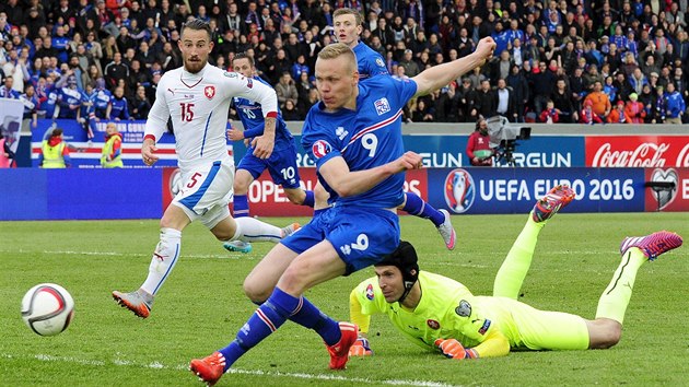Islandsk fotbalista Kolbeinn Sigthorsson (modr 9) posl m do esk branky, glman Petr ech jenom pihl.
