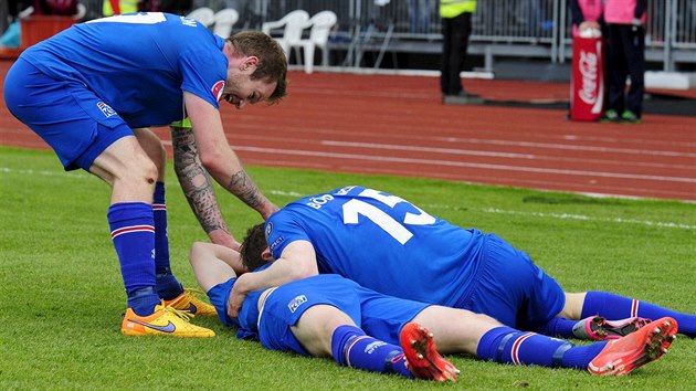 Islandt fotbalist Aron Gunnarsson, Kolbeinn Sigthorsson a Jon Dadi Bodvarsson (zleva) slav gl proti esku.