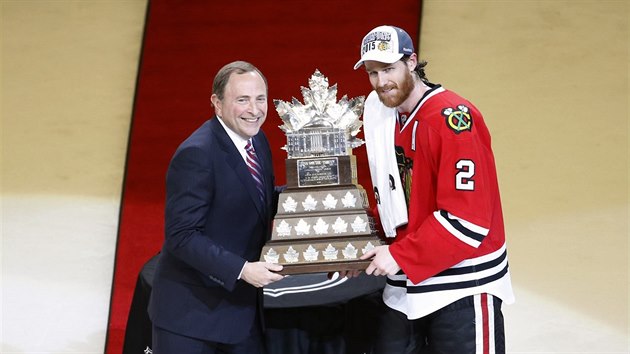 Duncan Keith pebr Conn Smythe Trophy pro nejuitenjho hre boj o Stanley Cup. Pedv mu ji komision NHL Gary Bettman.