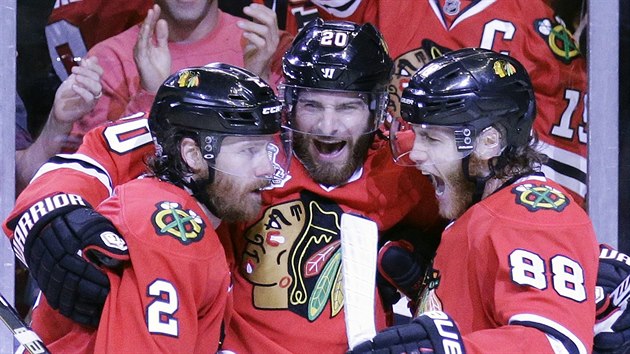 Duncan Keith, Brandon Saad a Patrick Kane z Chicaga slav gl prvnho jmenovanho.