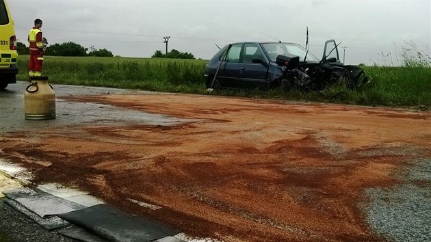 Kvli uraen motoru se na vozovku vylilo mnostv provoznch kapalin.