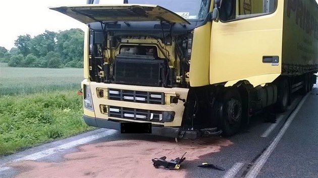 Nsledky nehody jsou patrn i na kamionu.