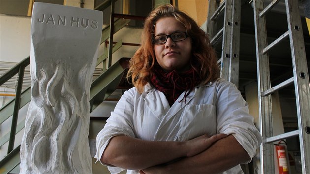 Studentka Adla Kabaov s modelem sochy k vro uplen Mistra Jana Husa.