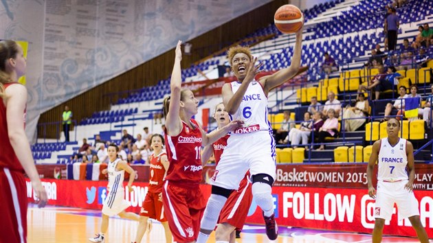 Francouzská basketbalistka Diandra Tchatchouangová (s íslem 6) zkouí pálit v...