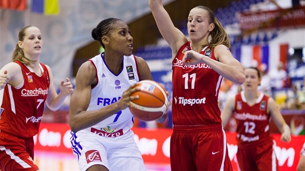 Sandrine Grudaov z Francie (uprosted) m na ko, brn ji esk basketbalistka Kateina Elhotov (vpravo).