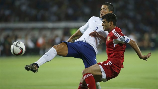 Portugalsk tonk Cristiano Ronaldo (vlevo) skruje v duelu proti Armnii.