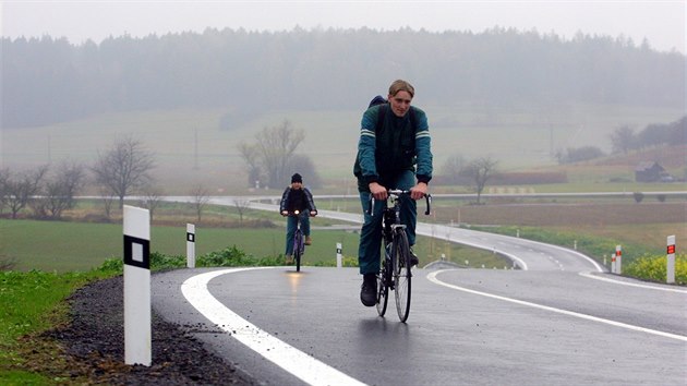 Mezi Solnic a zvodem koda Auto v Kvasinch vznikla pjezdov silnice pro nkladn auta i zamstnance (5.11.2004).