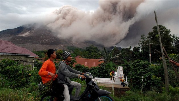 Indonsk sopka Mount Sinabung pat k nejaktivnjm vulknm na svt (13. ervna 2015).