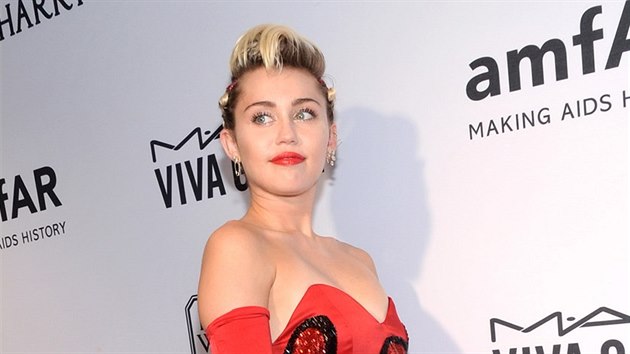 Miley Cyrusov na amfAR Inspiration Gala (New York, 16. ervna 2015)