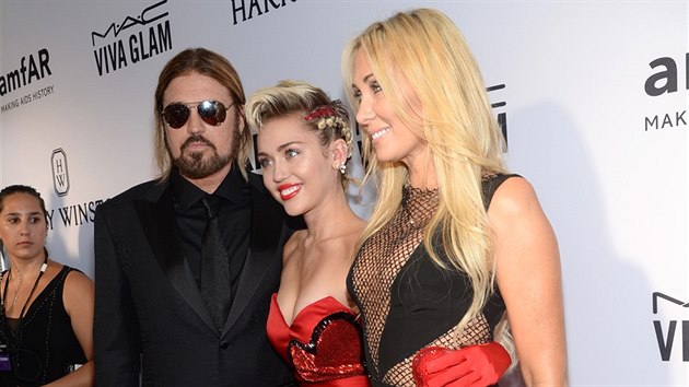 Miley Cyrusov a jej rodie Billy Ray Cyrus a Tish Cyrusov (New York, 16. ervna 2015)