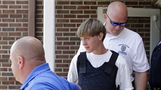 Dylann Storm Roof ped policejní stanicí ve mst Shelby v Severní Karolín...