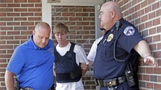 Dylann Storm Roof ped policejní stanicí ve mst Shelby v Severní Karolín...