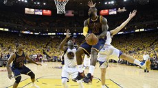 KOMU PŘIHRÁT? Ve vzduchu se rozhlíží LeBron James z Clevelandu. KOMU PŘIHRÁT? Ve vzduchu se rozhlíží LeBron James z Clevelandu.