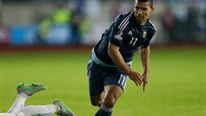 Argentinský útočník Sergio Agüero se řítí k brance Uruguaye. Argentinský útočník Sergio Agüero se řítí k brance Uruguaye.