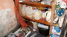 U vařiče z Varnsdorfu policisté při domovní prohlídce našli varnu a chemikálie... U vařiče z Varnsdorfu policisté při domovní prohlídce našli varnu a chemikálie...