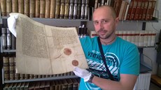 Filmař Martin Studecký s listinou císaře Rudolfa II. o prodeji hradu Hněvín Filmař Martin Studecký s listinou císaře Rudolfa II. o prodeji hradu Hněvín