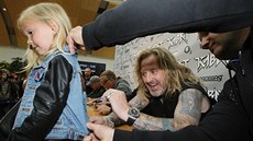 Pětileté Ele, která stála ve frontě na autogramiádu Kabátu jako první, se na... Pětileté Ele, která stála ve frontě na autogramiádu Kabátu jako první, se na...