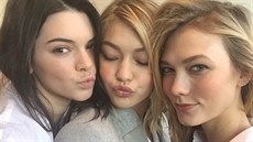 Fotky ze zákulisí jsou v kurzu: tuhle pořídily modelky Kendall Jennerová, Gigi... Fotky ze zákulisí jsou v kurzu: tuhle pořídily modelky Kendall Jennerová, Gigi...