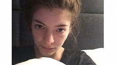 Lorde: Leím v Paíi v posteli se svým krémem na akné.