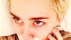 Miley Cyrusová: Knírek z krému na pupínky
