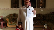 ejk Abdulláh Ibráhím s certifikátem o smrti své eny, který mu dal Islámský...