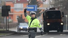 Rušná křižovatka je přehlcená auty a v dopravních špičkách na ní vznikají... Rušná křižovatka je přehlcená auty a v dopravních špičkách na ní vznikají...