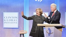 Nadace Clintonových je továrnou na peníze. Hillary však může zlomit vaz. Nadace Clintonových je továrnou na peníze. Hillary však může zlomit vaz.