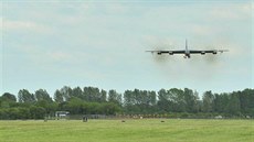 Americký bombardér B-52 pistává na základn ve Fairfordu.