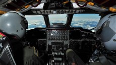 V kabin amerického bombardéru B-52 bhem cviné mise nad Baltem