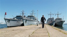 Vojenské lod NATO v pístavu v polské Gdyni ped zaátkem cviení BALTOPS