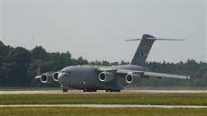 Letoun C-17 s eskými výsadkái odlétá na cviení Sil velmi rychlé reakce v...