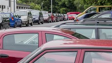 K zaparkování v blízkosti nemocnice musí mít řidiči štěstí. K zaparkování v blízkosti nemocnice musí mít řidiči štěstí.