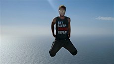 Italský turista Alessio Bariviera pi výskoku na vrcholu skály Lví hlava nad...