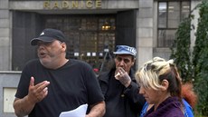 Lidé z ubytoven před radnicí v Moravské Ostravě a Přívozu. (15. června 2015) Lidé z ubytoven před radnicí v Moravské Ostravě a Přívozu. (15. června 2015)