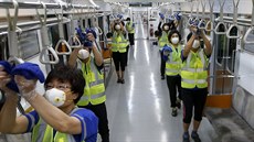 Pracovníci metra desinfikují vlaky metra v Soulu. V zemi se íí nákaza...