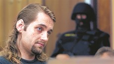 Snímek z roku 2003. Pavel Záruba poslouchá v soudní síni zdůvodnění rozsudku za... Snímek z roku 2003. Pavel Záruba poslouchá v soudní síni zdůvodnění rozsudku za...