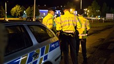 Policisté kontrolují auta na česko-rakouském přechodu v Dolním Dvořišti. Policisté kontrolují auta na česko-rakouském přechodu v Dolním Dvořišti.