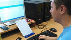 ZÁVODY V PSANÍ NA KLÁVESNICI. Patrik Pluhař soutěží v psaní na klávesnici... ZÁVODY V PSANÍ NA KLÁVESNICI. Patrik Pluhař soutěží v psaní na klávesnici...