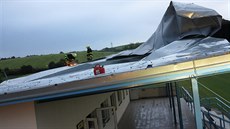 V Brankovicích na Vyškovsku hasiči odřezávali větrem strženou plechovou střechu. V Brankovicích na Vyškovsku hasiči odřezávali větrem strženou plechovou střechu.
