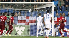 GÓL Portugalský záloník Joao Mário (vpravo) stílí gól Anglii v utkání...